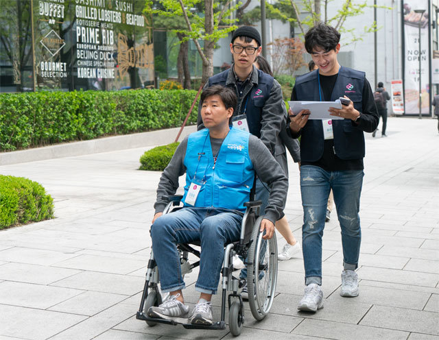 국내 최대 사회변화 네트워크인 ‘행복얼라이언스’가 ‘장애인의 날’인 20일을 맞아 장애 접근성 정보를 수집하고 있다. 장애인들이 휠체어를 타고 원활하게 접근할 수 있는 길을 파악하는 활동이다. 행복얼라이언스 제공