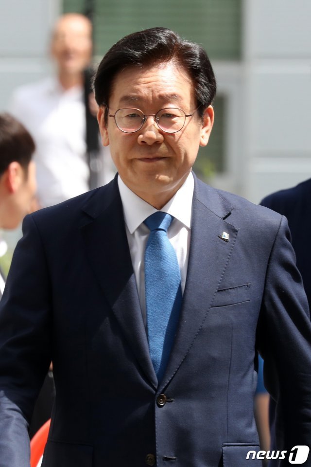 이재명 경기도지사가 22일 오후 경기도 성남시 수원지방법원 성남지원에서 열리는 19차 공판에 출석하고 있다. 이날 공판에서는 ‘친형 강제입원’, ‘검사 사칭’, ‘대장동 개발업적 과장’ 등 3개 사건에 대해 피고인 신문이 진행될 예정이다. 2019.4.22/뉴스1 © News1