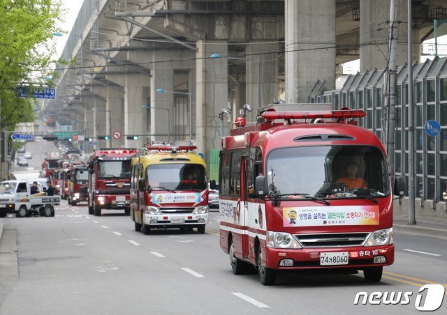 23일 오전 서울 송파구 상습 정체구역에서 소방대원들이 소방차 길 터주기 훈련을 하고 있다.(송파소방서 제공) 2019.4.23/뉴스1 © News1
