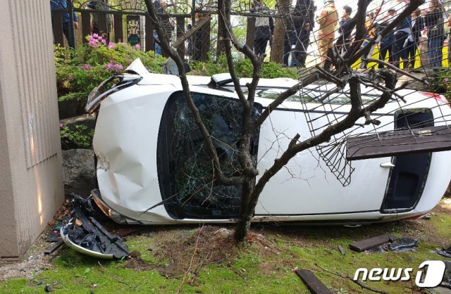 24일 오후 1시 44분쯤 인천 서구 가좌동의 한 아파트단지 도로에서 승용차가 버스를 추돌한 후 아파트 단지에 있던 시민을 덮쳐 1명이 숨지고 2명이 부상했다. 사고가 발생한 차량의 모습.(서부소방서제공)2019.4.25/뉴스1 © News1