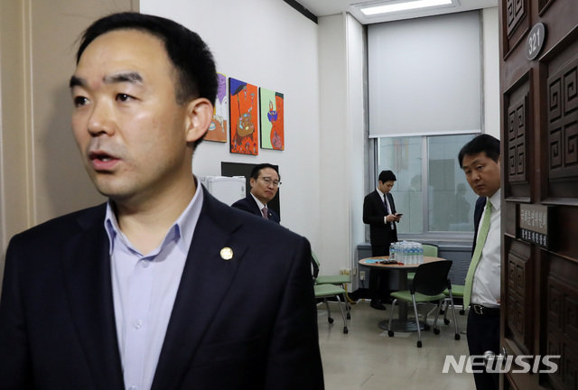 채이배 의원 바라보는 김관영-홍영표