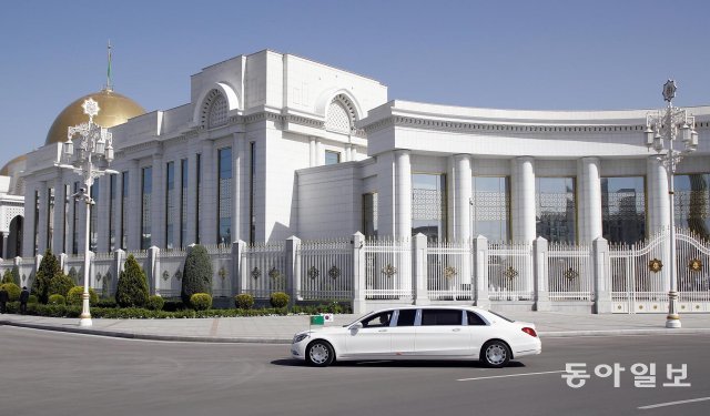 문재인 대통령이 17일(현지시간) 투르크메니스탄 아시가바트에서 흰색 의전차량을 타고 대통령궁으로 향하고 있다.