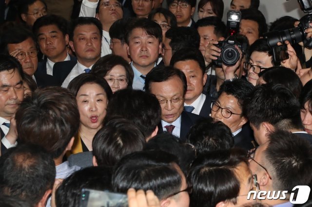 이해찬 더불어민주당 대표와 심상정 국회 정치개혁특별위원회 위원장 등이 25일 서울 여의도 국화에서 정개특위 회의를 막아서는 자유한국당 의원 및 보좌관들과 대치를 하고 있다. 2019,4.25/뉴스1 © News1