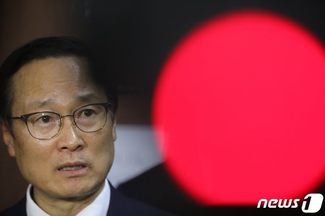 홍영표 더불어민주당 원내대표가 25일 오후 서울 여의도 국회에서 기자회견을 갖고 국회상황에 관해 발언을 하고있다. 2019.4.25/뉴스1 © News1