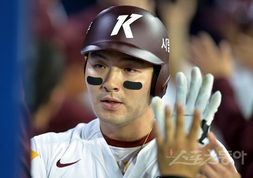 25일 서울 고척스카이돔에서 ‘2019 신한은행 MY CAR KBO리그’ 키움 히어로즈와 두산 베어스의 경기가 열렸다. 4회말 무사 1루에서 키움 박병호가 중월 투런 홈런을 쏘아 올린 뒤 동료들의 환영을 받고 있다. 고척｜김민성 기자 marineboy@donga.com