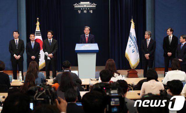 8일 오후 청와대 춘추관에서 열린 2기 청와대 참모진 인선 발표 기자회견에서 노영민 신임 비서실장 내정자가 인사말을 하고 있다. 2019.1.8/뉴스1 © News1