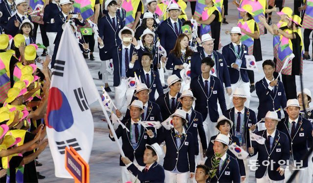 한국 선수단이 2016년 리우데자네이루 올림픽 개회식 때 입장하는 모습. 메달 색 못지않게 올림픽 참가 과정에서 흘린 선수들의 땀과 눈물의 가치에도 주목해야 한다는 목소리가 높다. 동아일보DB