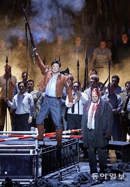 강요셉(왼쪽)이 아르놀드로 출연한 2015년 독일 함부르크 오페라극장의 ‘윌리엄 텔’ 공연. 최혁중 기자 sajinman@donga.com