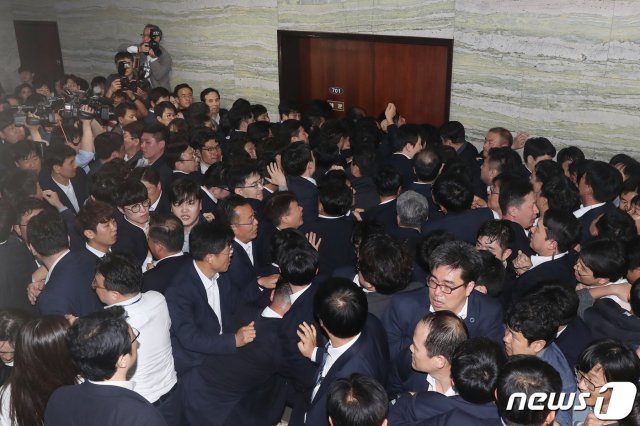 자유한국당 의원들이 25일 오후 서울 여의도 국회 의안과 앞에서 방호과 직원들과 몸싸움을 벌이고 있다. 2019.4.25/뉴스1 © News1