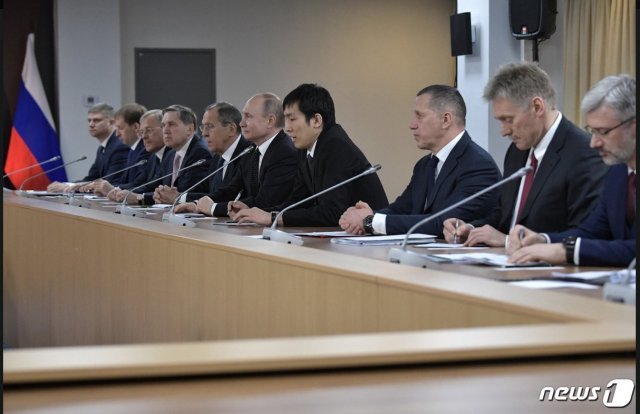 지난 25일 북러 확대정상회담에 참석한 러시아측 인사들.(출처=트위터) © 뉴스1
