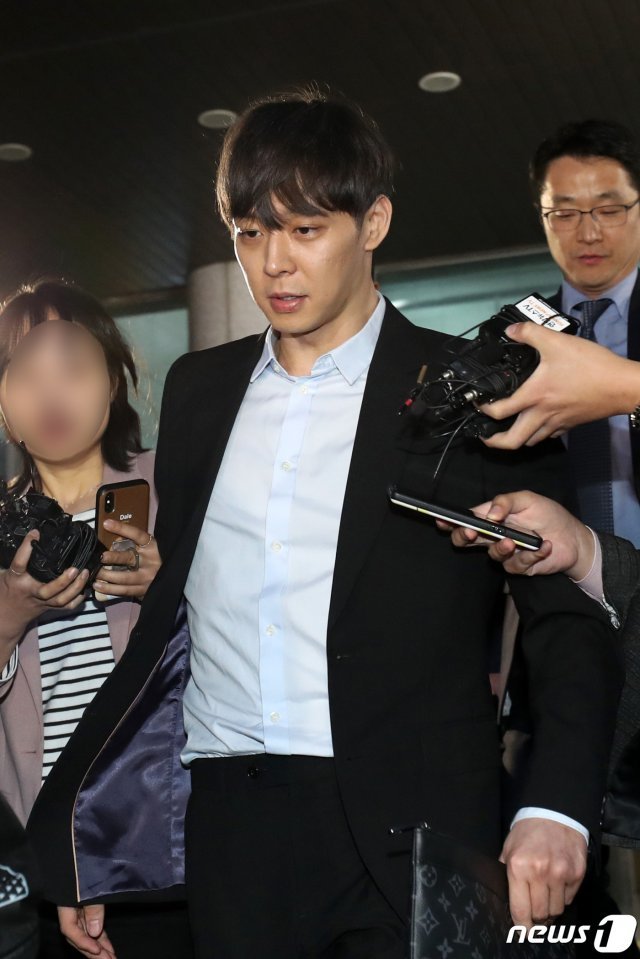 마약 투약 의혹을 받고 있는 가수 겸 배우 박유천씨(32)가 17일 오후 경기도 수원시 장안구 경기남부지방경찰청에서 조사를 마치고 경찰청을 빠져나오고 있다. © News1