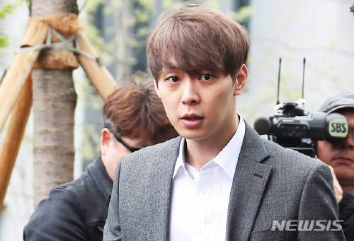 필로폰 투약 혐의를 받고 있는 가수 겸 배우 박유천 씨가 26일 오후 경기 수원시 영통구 수원지방법원에서 영장실질심사를 받기 위해 출석하고 있다. 사진=뉴시스