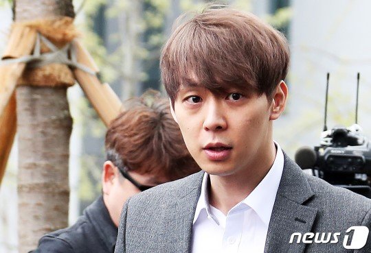 필로폰 투약 혐의를 받고 있는 가수 겸 배우 박유천 씨(32)가 26일 오후 경기도 수원시 영통구 수원지방법원에서 영장실질심사를 받기 위해 출석하고 있다. 2019.4.26/뉴스1 ⓒ News1