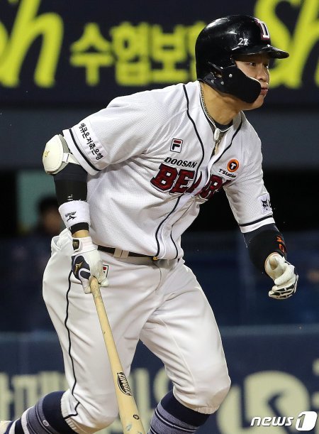 26일 오후 서울 송파구 잠실야구장에서 열린 프로야구 ‘2019 신한은행 MY CAR KBO 리그’ 롯데 자이언츠와 두산 베어스의 경기에서 두산의 4회말 1사 1루 상황때 박세혁이 2루타를 친 뒤 출루하고 있다. 2019.4.26/뉴스1 © News1