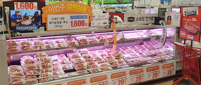 최근 서울의 한 대형마트 돼지고기 매대. 돼지고기는 통상 야외 활동이 많아지는 봄부터 가격이 오른다. 올해는 중국에서 발생한 ‘아프리카 돼지열병’ 사태로 하반기에 가격이 크게 오를 것이라는 전망이 나온다.