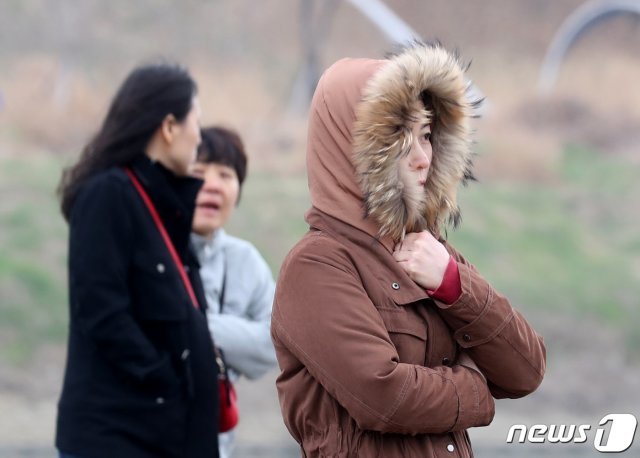 31일 서울 양천구 안양천에서 두터운 옷을 입은 시민들이 산책을 하고 있다. 기상청 관계자는 “북서쪽에서 찬 공기가 유입되면서 당분간 쌀쌀한 날씨가 지속될 예정이니 건강관리에 계속 유이하길 바란다“고 당부했다. © News1