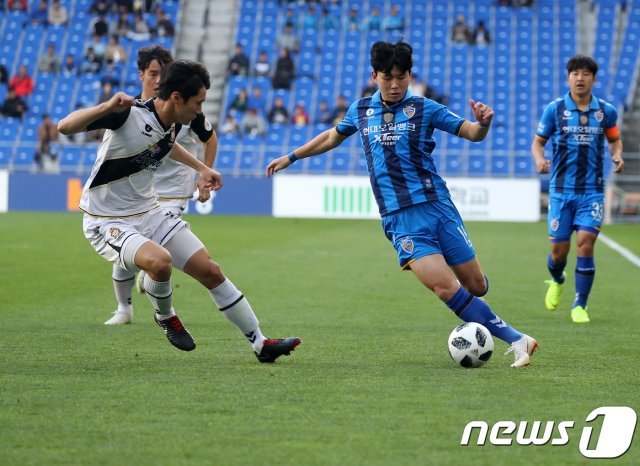 2018 시즌 울산현대와 경남FC의 경기에서 전반 울산 김승준이 드리블하고 있다. © News1