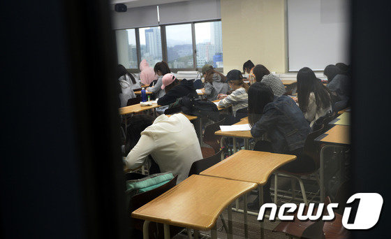 한 대학 강의실에서  학생들이 수업을 듣고 있다. © News1DB