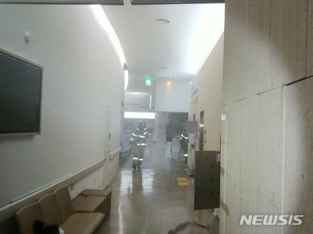 사진=전북의 한 병원에서 불이 나 입원해 있던 환자 50명이 대피하는 소동이 빚어졌다. 사진=뉴시스(전북소방본부 제공)