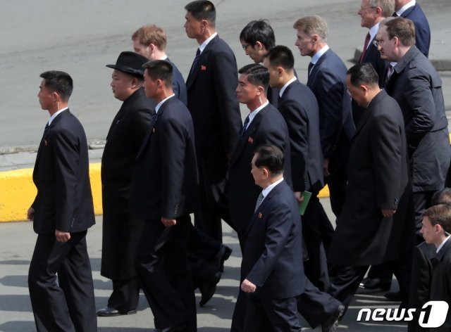 김정은 북한 국무위원장이 26일(현지시각) 오후 러시아 블라디보스토크역에서 전용열차로 향하고 있다. © News1