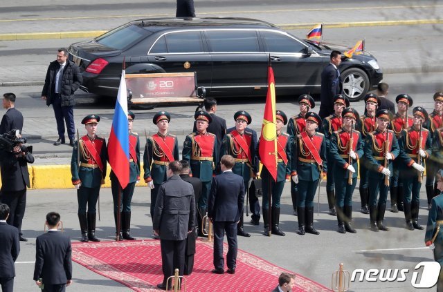 김정은 북한 국무위원장이 26일(현지시각) 오후 러시아 블라디보스토크역에서 사열을 기다리고 있다. © News1