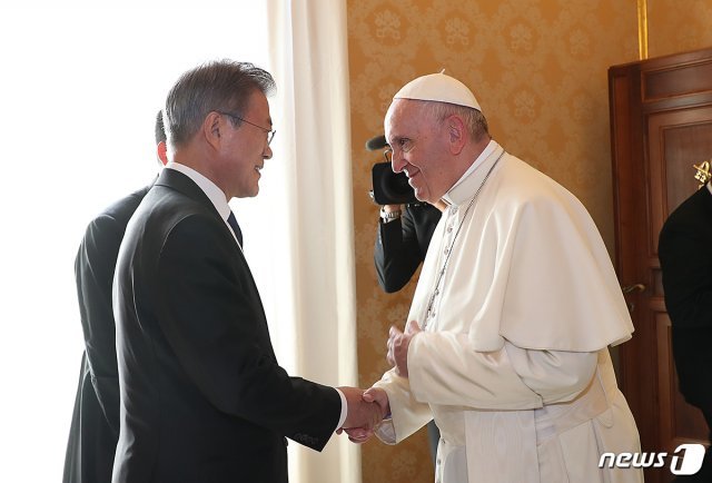 문재인 대통령이 18일 오후(현지시간) 바티칸 교황청을 방문해 프란치스코 교황과 대화하고 있다. (청와대 제공)