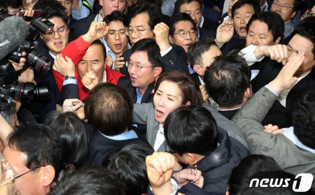 나경원 자유한국당 원내대표, 정양석 원내수석부대표를 비롯한 의원들과 보좌관들이 25일 오후 서울 여의도 국회 의안과 앞에서 여당의 공수처법 등 패스트트랙 지정 법안 제출을 저지하기위해 몸으로 막아서고 있다. 국회의장의 경호권 발동으로 국회 방호원들이 의원들을 끌어내려고 시도하고 있다. 2019.4.25/뉴스1 © News1