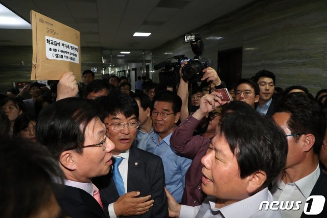 김경협, 박완주, 신경민 더불어민주당 의원이 26일 서울 여의도 국회 의안과 앞에서 학교급식 부가세 영구면제 법안을 제출하려다 선거제 공수처법 패스트트랙 추진 저지 농성 중인 자유한국당 의원 및 보좌관들과 몸싸움을 하고 있다. 2019.4.26/뉴스1 © News1