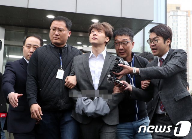 필로폰 투약 혐의를 받고 있는 가수 겸 배우 박유천 씨(32)가 26일 오후 경기도 수원시 영통구 수원지방법원에서 영장실질심사를 마치고 이동하고 있다. 2019.4.26/뉴스1