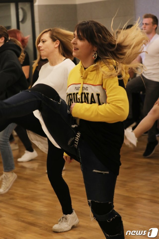 28일 오전 광주 동구 금남로 한 댄스학원에서 독일에서 온 k-pop팬 25명이 방탄소년단 노래 ‘작은것들을 위한 시’노래에 맞춰 춤을 추고 있다.2019.4.28/뉴스1 © News1