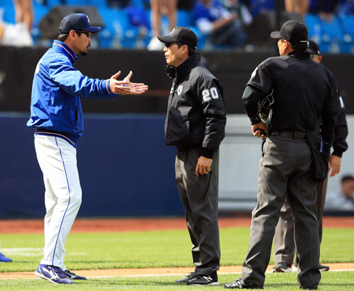 28일 오후 대구 삼성라이온즈파크에서 열린 ‘2019 신한은행 MY CAR KBO리그’ 삼성 라이온즈와 LG 트윈스의 경기에서 삼성 김한수 감독(왼쪽)이 4회말에 선두타자 김상수가 체크스윙 판정 뒤 외야플라이로 물러난 후 심판에게 어필을 하고 있다. 주심은 헬멧을 던지고 더그아웃으로 들어간 김상수에게 퇴장 판정을 내렸다. 사진제공｜스포츠코리아