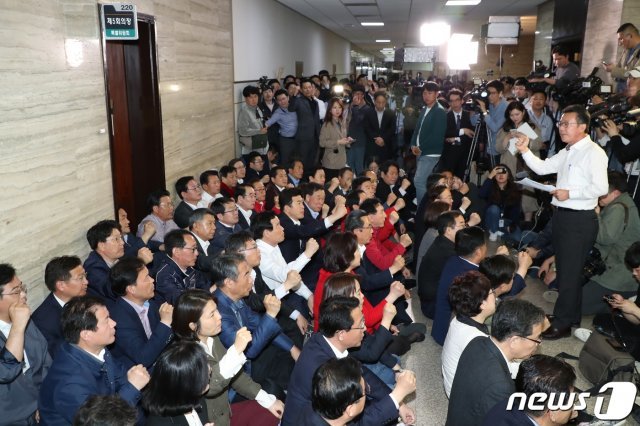 자유한국당 의원들이 지난 26일 서울 여의도 국회에서 열리는 사개특위회의장 앞에서 농성을 하고 있다. © News1