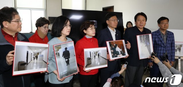 정양석 자유한국당 원내수석부대표와 정점식의원등이 28일 서울 여의도 국회 정치개혁특별위원회 회의장 앞에서 기자회견을 하고 있다. 정양석 원내수석부대표와 자유한국당은 26일 새벽 국회 의안과 문을 훼손하는데 사용된 해머를 민주당 관계자가 반입 및 반출했다고 주장했다. 관련 사진과 해머를 반입한 가방등을 들어보이고 있다. 2019.4.28/뉴스1