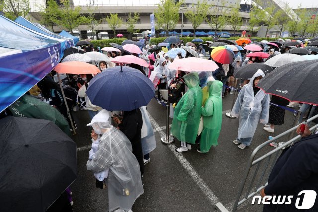 2019광주FINA세계수영선수권대회 성공기원 슈퍼콘서트가 열리는 28일 오전 광주 서구 월드컵경기장에서 공연 관객들이 티켓 부스에서 티켓 발급을 받고 있다. 2019.4.28/뉴스1