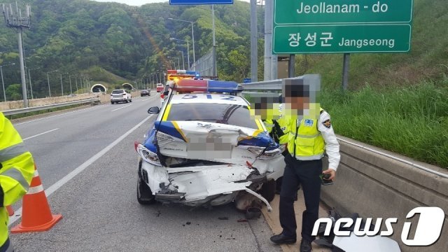 28일 오후 5시쯤 전남 장성군 북이면에 위치한 호남고속도로 원덕터널 입구 순천방면 갓길에서 한 승용차가 교통사고 처리 중이던 경찰차를 들이받았다. 이 사고로 경찰관 2명이 부상을 입었고, 경찰차도 파손됐다. 사진은 파손된 경찰차 모습.(전남지방경찰청 제공) 2019.4.28/뉴스1