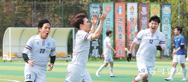 동아일보 선수들이 한국기자협회 축구대회 4강전 이투데이와의 경기에서 득점한 뒤 기뻐하고 있다. 김성모 기자(왼쪽에서 두 번째)는 이번 대회에서 4골을 넣어 최다득점상을 받았다. 김동주 기자 zoo@donga.com