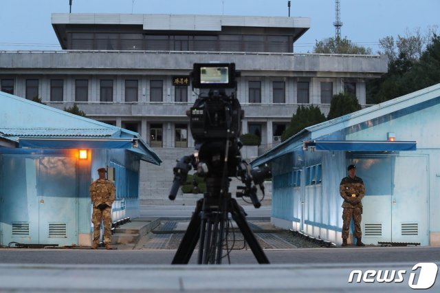 4.27 판문점선언 1주년 기념식이 열린 27일 오후 파주시 진서면 판문점에 방송 카메라가 놓여 있다. 2019.4.27/뉴스1 © News1 사진공동취재단