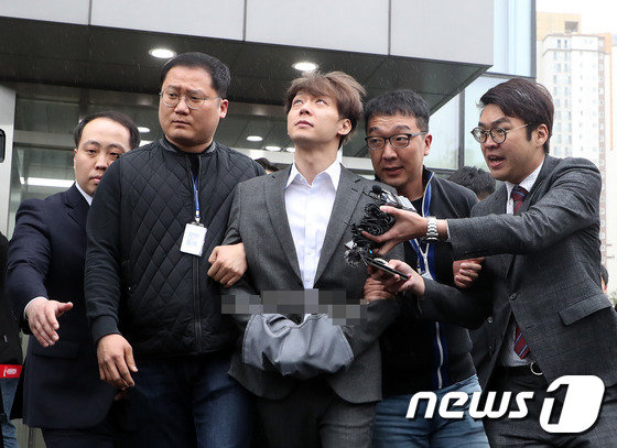 필로폰 투약 혐의를 받고 있는 가수 겸 배우 박유천 씨(32)가 26일 오후 경기도 수원시 영통구 수원지방법원에서 영장실질심사를 마치고 이동하고 있다.뉴스1