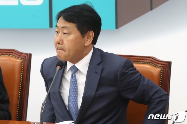 김관영 바른미래당 원내대표가 29일 오전 서울 여의도 국회에서 열린 제90차 최고위원회의에서 생각에 잠겨 있다. 2019.4.29/뉴스1 © News1