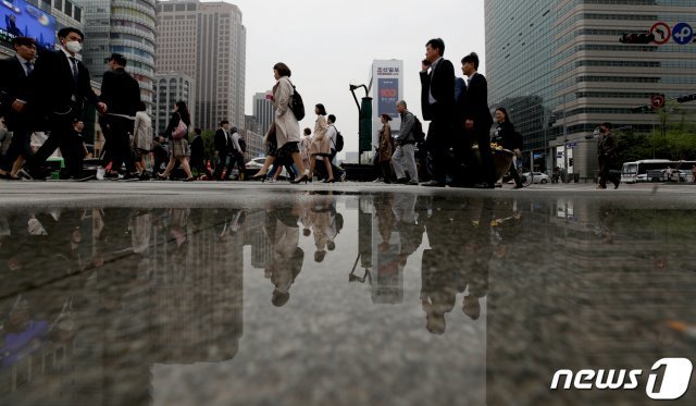 서울 광화문네거리에서 시민들이 출근하고 있다. /뉴스1 © News1