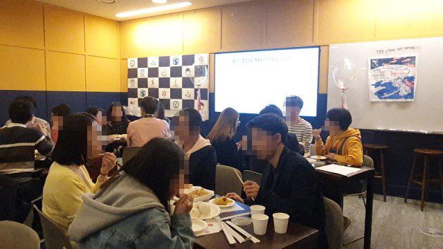 북한 장마당에서 유행하는 길거리 음식을 먹으며 대화를 나누고 있는 남북 청년들. 통일대학생동아리연합 제공