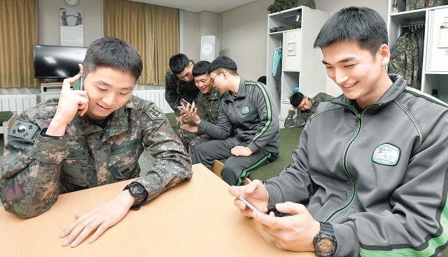 육군의 한 부대 생활관에서 병사들이 휴대전화를 활용하며 여가시간을 보내고 있다. 국방일보 제공