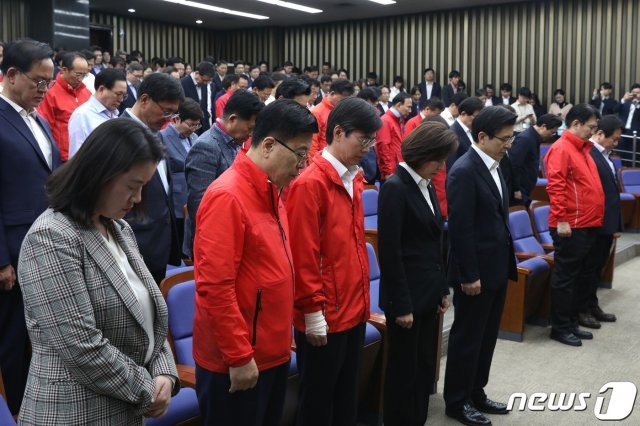 황교안 자유한국당 대표, 나경원 원내대표 및 의원들이 30일 새벽 서울 여의도 국회에서 열린 긴급 의원총회에서 추념을 하고 있다. 2019.4.30/뉴스1 © News1