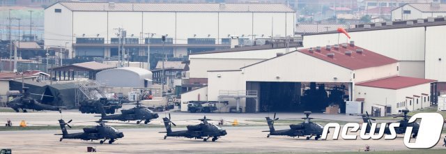 19일 오후 경기도 평택시 미8군사령부 캠프험프리스에서 아파치 롱보우(AH-64D), 아파치(AH-64) 헬기가 계류되어 있다. 한미 군 당국은 북미간 대화 진전을 위해 오는 8월 예정된 대규모 한미연합훈련인 을지프리덤가디언(UFG)을 유예하기로 결정했다. 2018.6.19/뉴스1 © News1