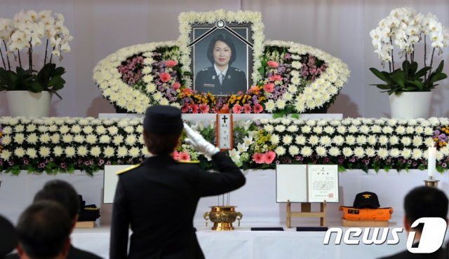 3일 전북 익산시 익산소방서에서 열린 故 강연희 소방경의 영결식에 참석한 동료소방관이 추도사를 마치고 고인에게 경례를 하고 있다. 故 강 소방경은 구조하던 취객에 폭행당한 후 극심한 스트레스를 호소하다 뇌출혈로 쓰러져 숨졌다.2018.5.3/뉴스1 © News1