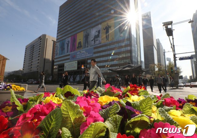 16일 오전 서울 광화문네거리에서 시민들이 가벼운 옷차림으로 출근하고 있다. 2019.4.16/뉴스1 © News1