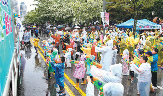 지난해 5월 열린 유성온천문화축제에서 물총대첩 참가자들이 편을 나눠 물총 싸움을 벌이고 있다. 유성구 제공