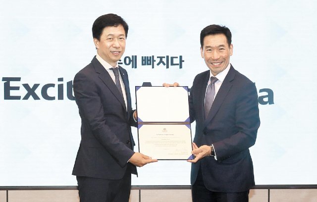 30일 열린 감사장 전달식에 참석한 이갑 롯데면세점 대표이사(왼쪽)와 제임스 최 주한 호주대사. 롯데면세점 제공