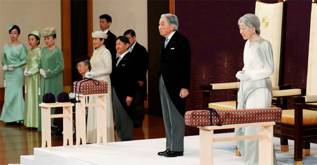 아키히토 일왕(앞줄 왼쪽)과 미치코 왕비가 30일 거처인 도쿄 고쿄(皇居) 내 영빈관에서 퇴위식을 치르고 있다. 왕실 인사들과 중앙정부 각료들 앞에서 아키히토 일왕은 “재위기간 30년 3개월 동안 행복했다. 국민들에게 감사드린다”고 말했다. 그는 제125대 일왕이었다. 도쿄=AP 뉴시스