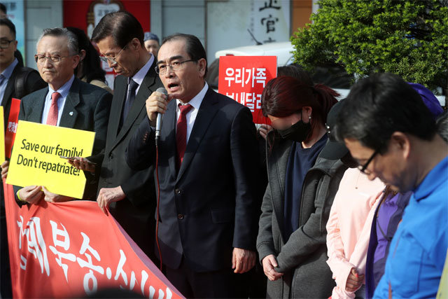 태영호 전 영국 주재 북한대사관 공사(왼쪽에서 세 번째)가 30일 서울 중구 주한 중국대사관 인근에서 기자회견을 열고 지난주 중국 공안에 체포된 것으로 추정되는 탈북민 7명의 북송을 막아달라고 촉구하고 있다. 뉴시스